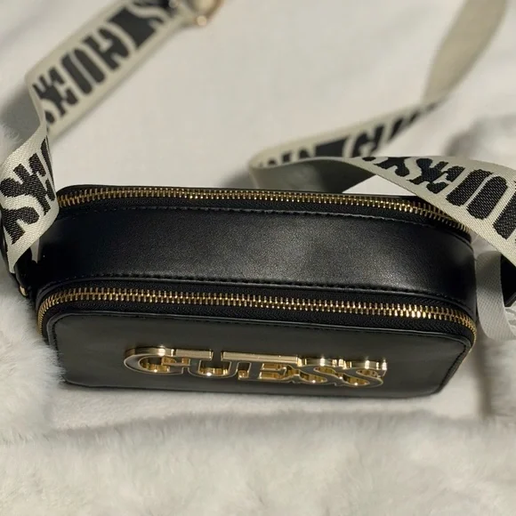 Guess - Picture 3 of 7